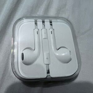 Apple White Wired Earbuds in Clear Carry Case, NWT